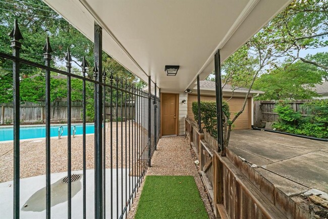 Building Photo - 527 Briar Knoll Dr