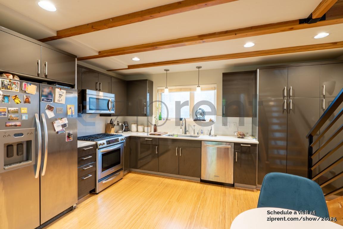 Building Photo - Unit D