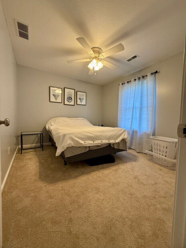 Building Photo - Beautiful 4 Bedroom Near Summit School! Avail January 2026,  Monthly rent $1,980