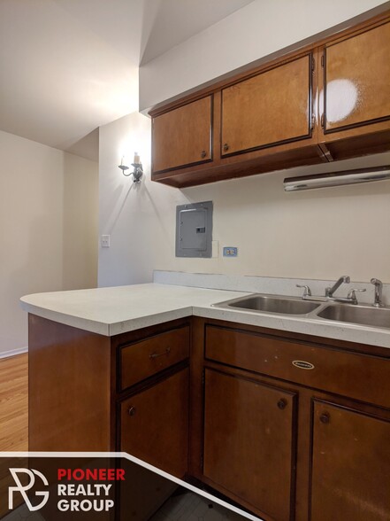 Building Photo - 671 W Wrightwood Ave