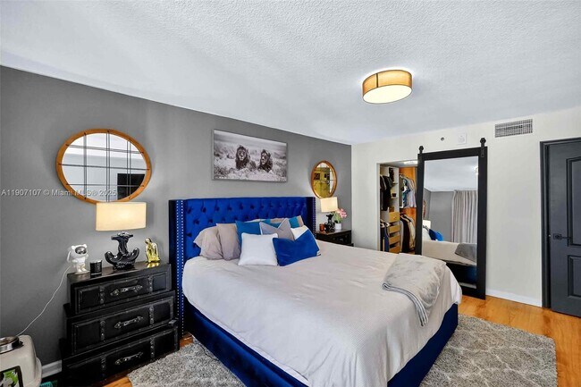 Building Photo - 1200 Brickell Bay Dr