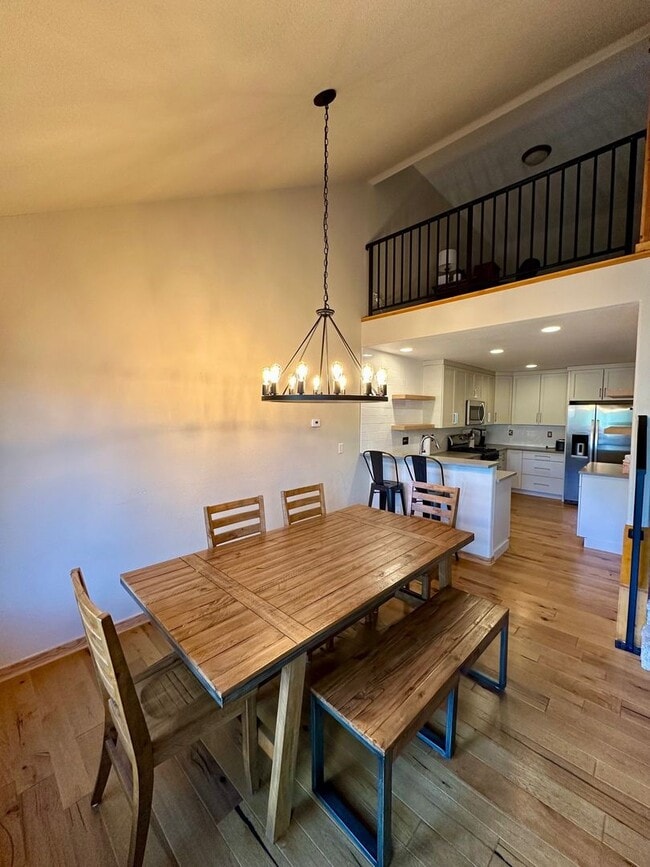 Building Photo - 4BD Duplex - Premium Location, Lots of Space, Nice Finishes