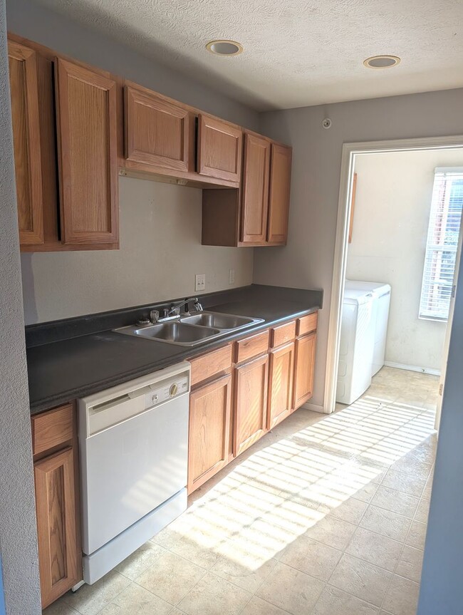 Building Photo - Walk-In Level 3 Bedroom, 2 Bath Condo in The Vineyards!