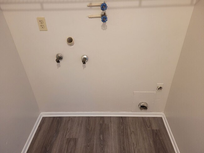 Building Photo - FOR RENT!! CUTE AND COZY 2 BED 1.5 BATH WITH GARAGE (MOVE IN SPECIAL)...