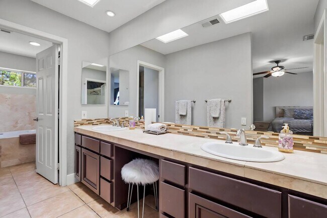 Building Photo - Pool Home in Palm Desert