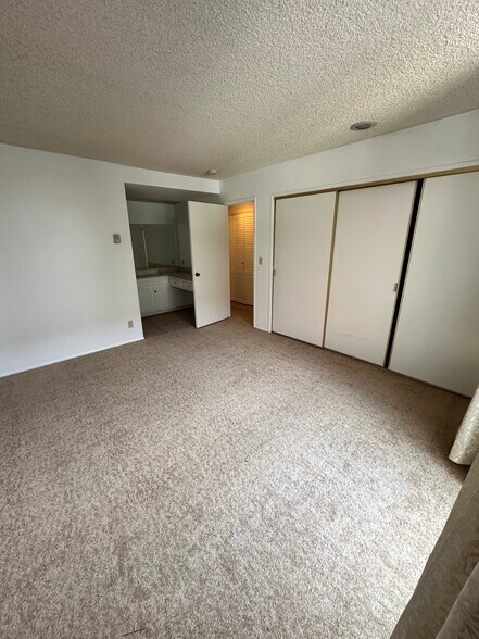 Building Photo - 5650 Sumner Way
