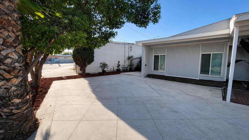 Building Photo - 2325 W Sequoia Ave