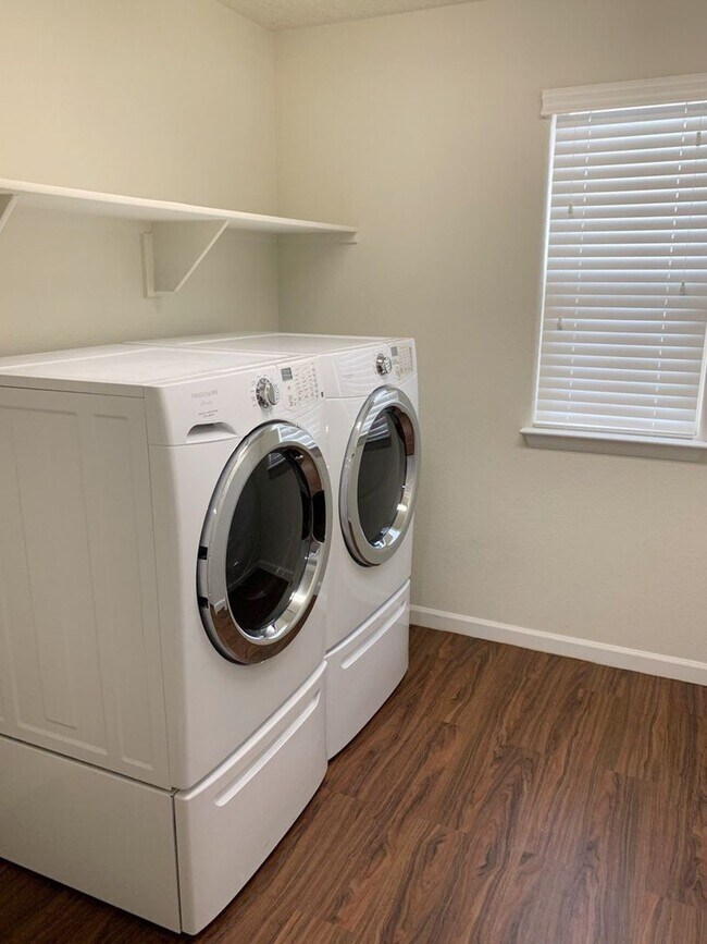 Building Photo - 229 Loma Linda Loop NE