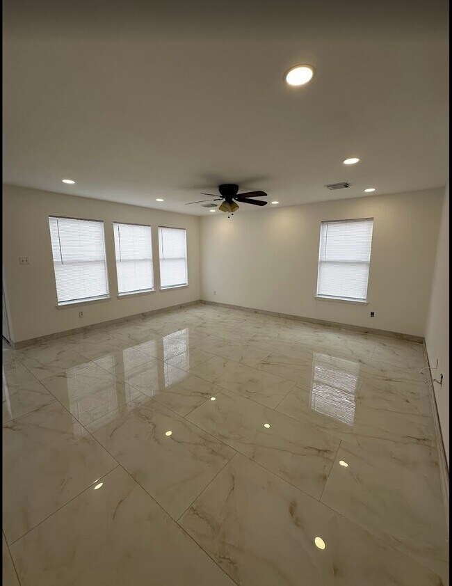 Building Photo - 9611 Rads Point