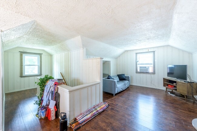 Building Photo - Lovely 3 Bedroom Home in Minneapolis