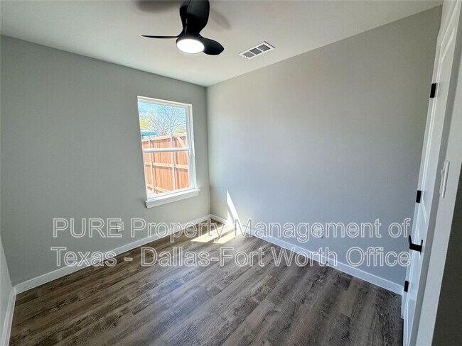Building Photo - 2025 Stuart St