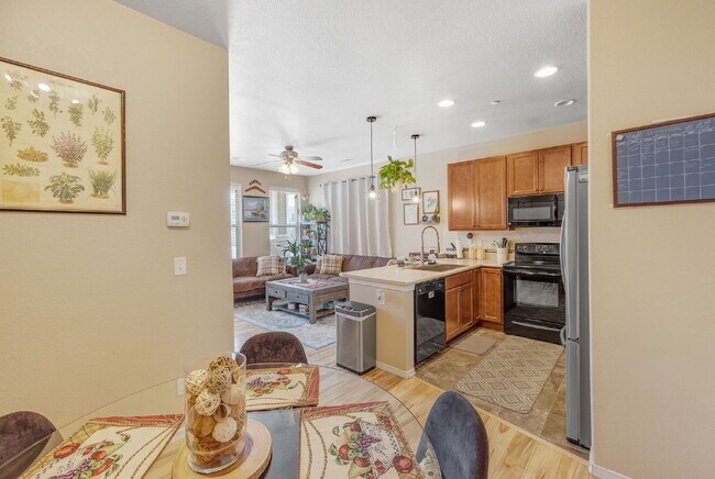 Building Photo - This 3 bed 2.5 bath townhome offers a perf...