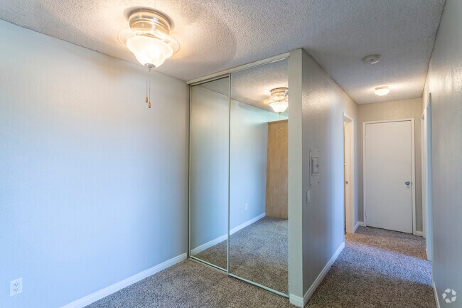 2 BR, 1 BA - 807 SF - Skyline