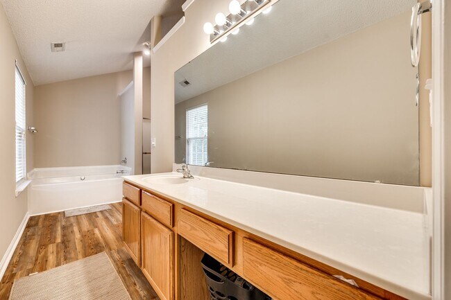 Building Photo - Beautiful, well maintained home in the hea...