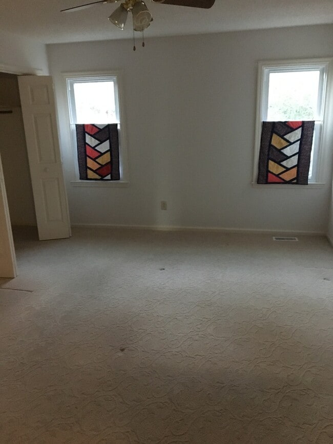 Building Photo - Sunny and Cheerful Unfurnished Energy Efficient Fairfield Harbour 3BR/2BA