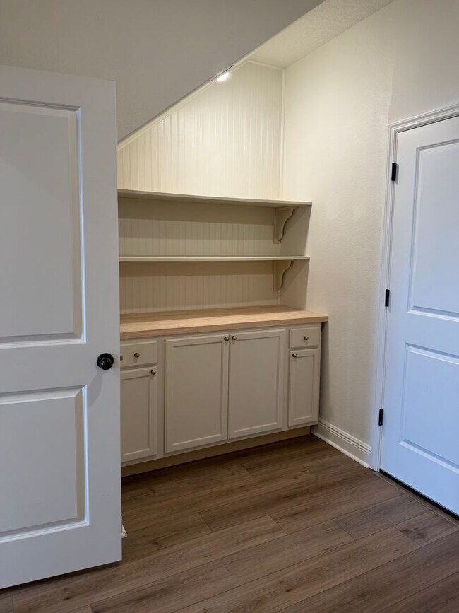 Building Photo - Beautiful 4 bedroom Home