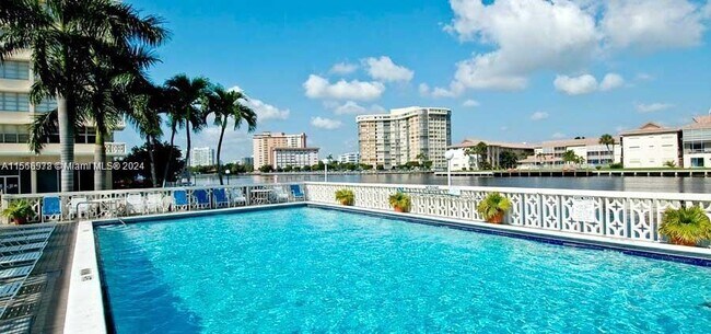 Building Photo - 1817 S Ocean Dr