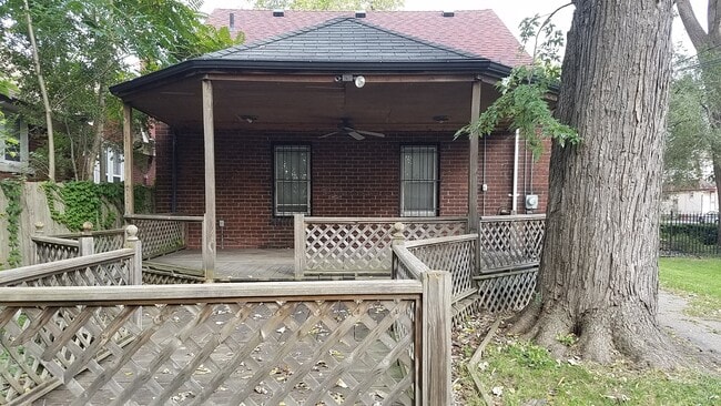 Building Photo - *Last Minute Fall Move in Special $1800 to...