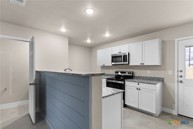 Building Photo - 803 White Meadow Ln