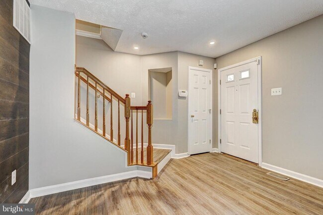 Building Photo - 9306 Vanguard Ct