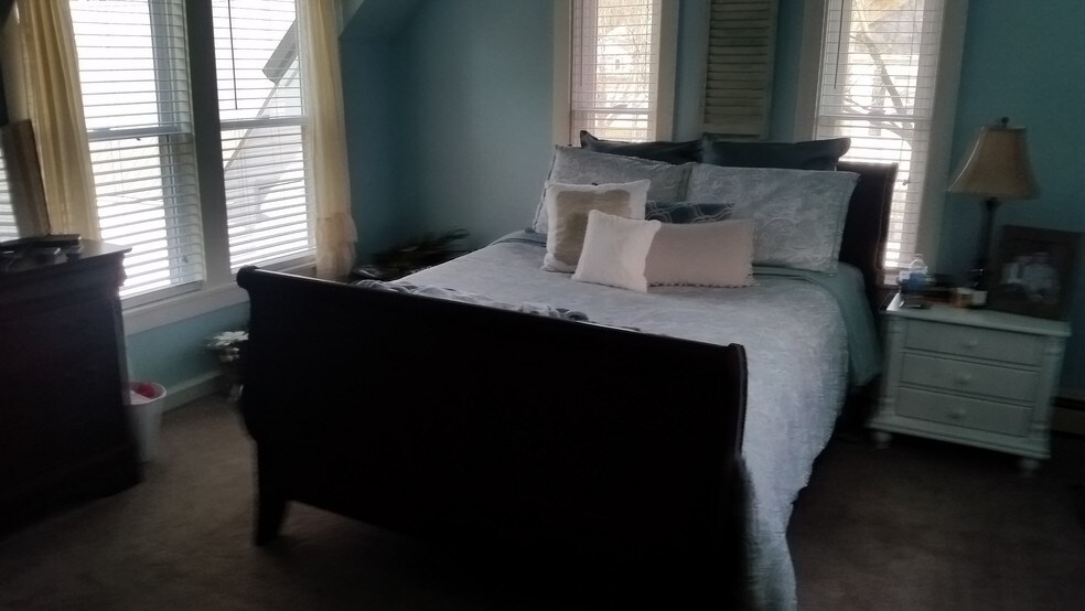 Building Photo - 237 Main St