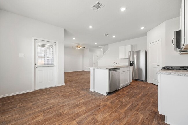 Building Photo - Like New Home In The Preserve at Medina!!!