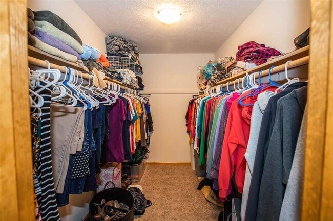 Building Photo - MINUTES FROM OGDEN GATE! LARGE BACKYARD!