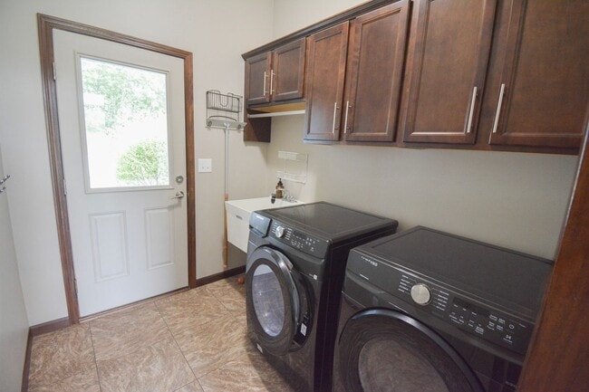 Building Photo - Spacious 5BR in NW Rochester w/ Fenced Yard!