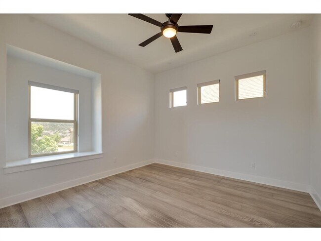 Building Photo - 523 Baldovino Skyway