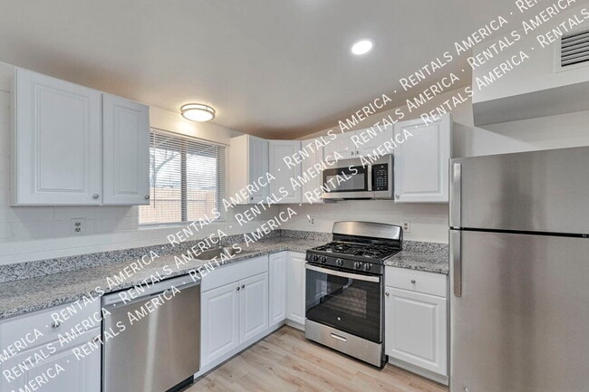 Building Photo - 3042 N Sparkman Blvd