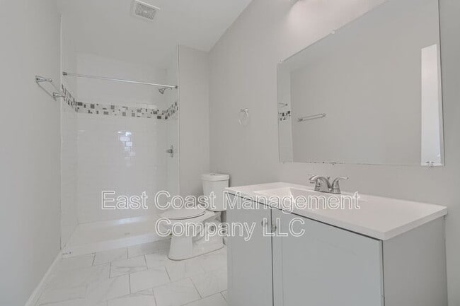 Building Photo - 2622 Llewelyn Ave