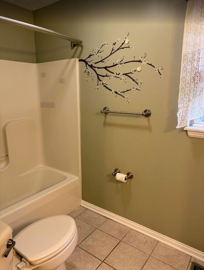 Building Photo - Beautiful spacious 4 bed 4 bath Family Home