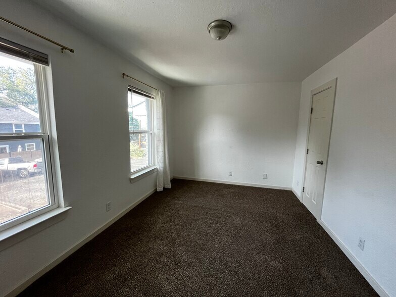Building Photo - 6211 Manor Rd