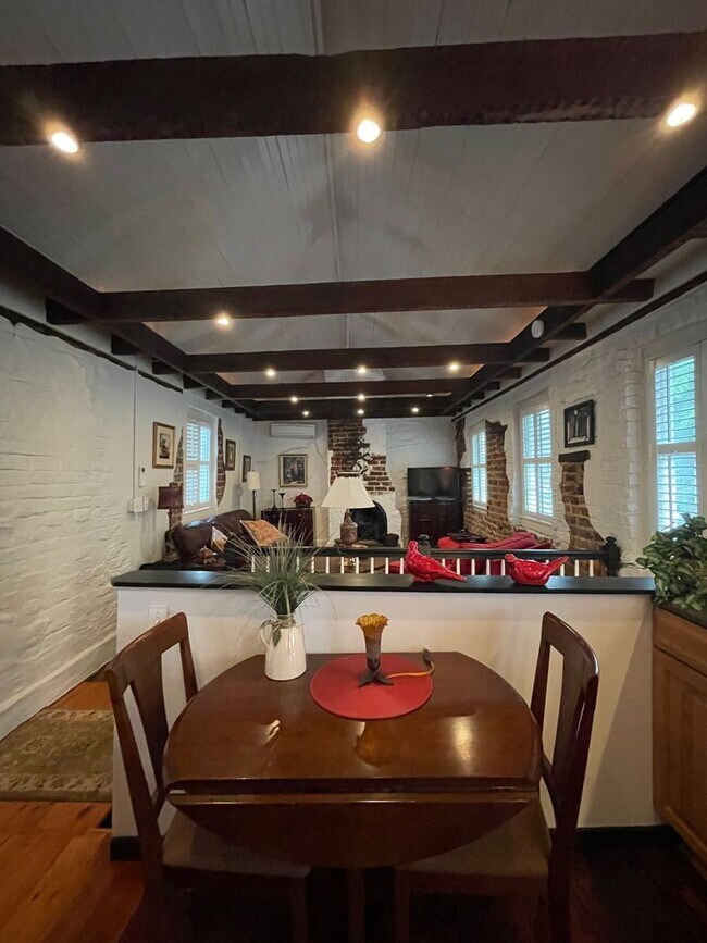 Building Photo - Charming fully furnished one bedroom condo in Ansonborough