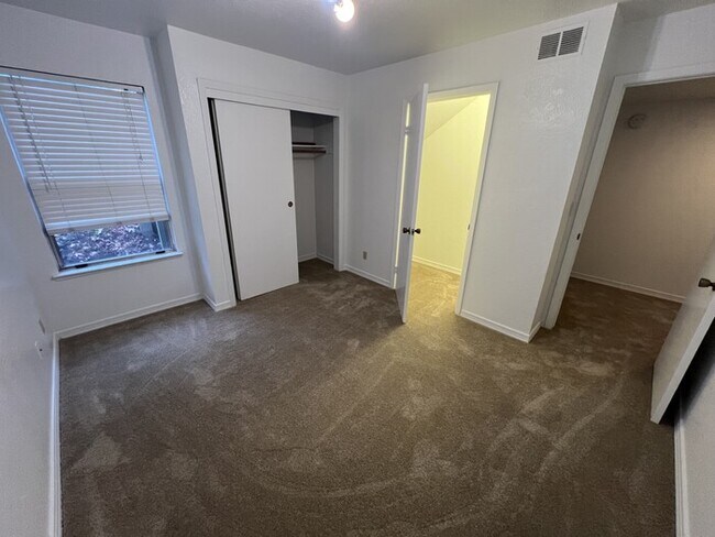 Building Photo - 235 Live Oak Cir