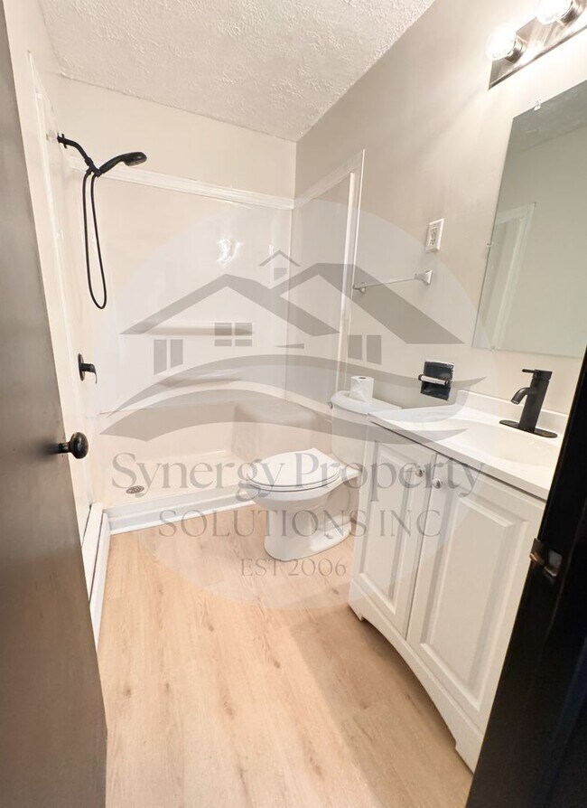 Building Photo - Unity Dr 810-812