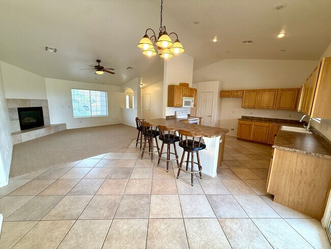 Building Photo - Beautiful 3 Bed / 2 Bath Home Backing to Cerbat Cliffs Golf Course!