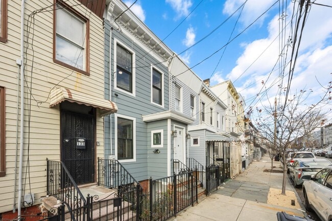 Building Photo - 135 Van Horne St