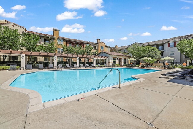 Building Photo - The Vistas of West Hills