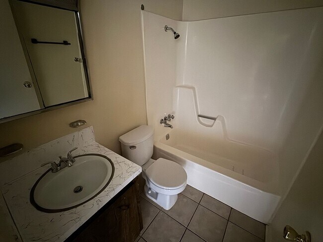 Building Photo - 2206 Silverway Dr