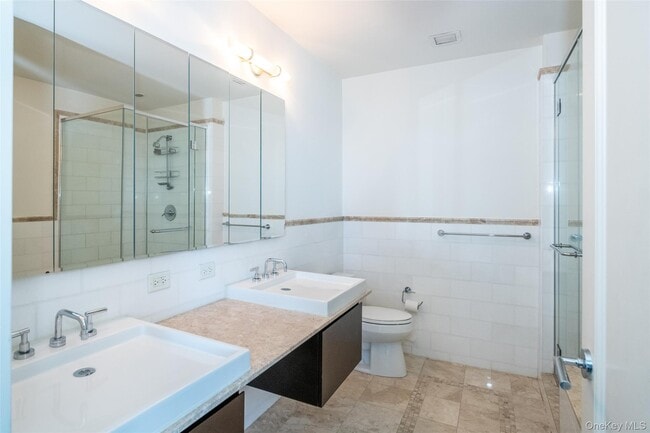 Building Photo - 175 Huguenot St