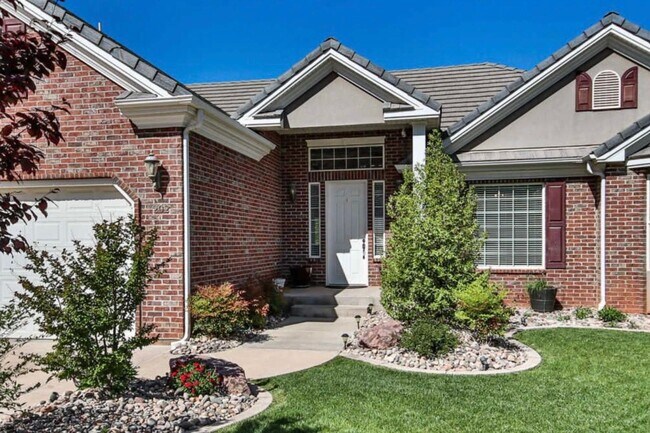 Building Photo - Beautiful, 6 Bedroom Home! 6 or 18 Month Lease!