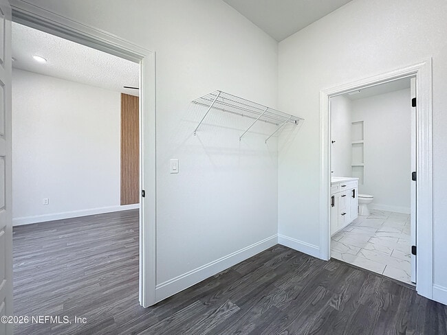 Building Photo - 2121 Broadwater Dr