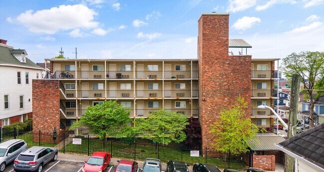 Building Photo - 1BR Condo | In-Unit Laundry, City Views, Walk to UTK