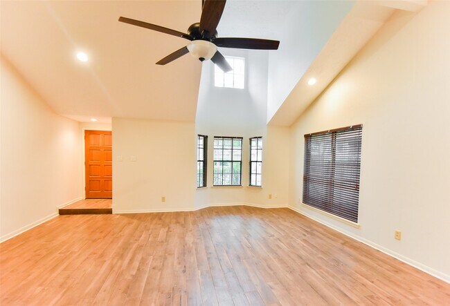 Building Photo - 3530 Santa Rosa Ln