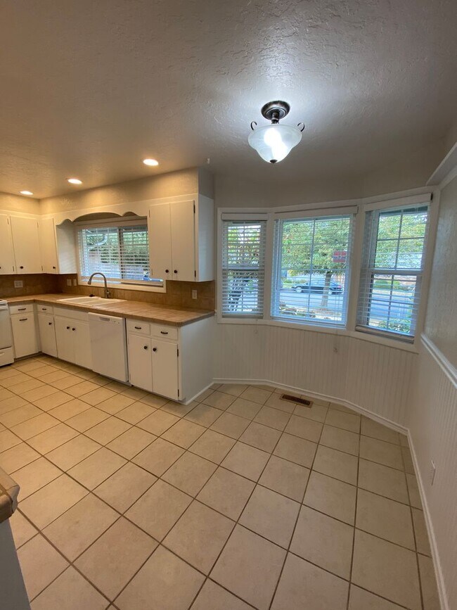 Building Photo - Stylish & Spacious 3-Bedroom Home in SE Sa...