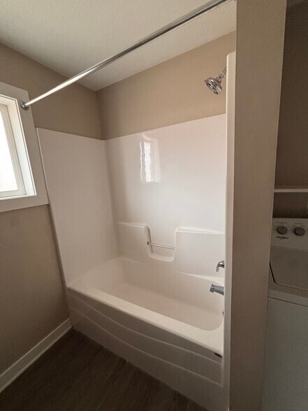 Bathroom - 84 Curtice St E