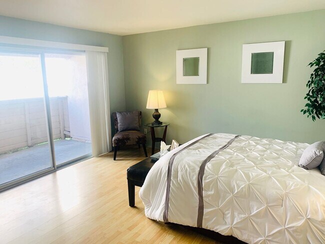 Building Photo - BEAUTIFUL CONDO! 2 MINUTE WALK TO CAMPUS!