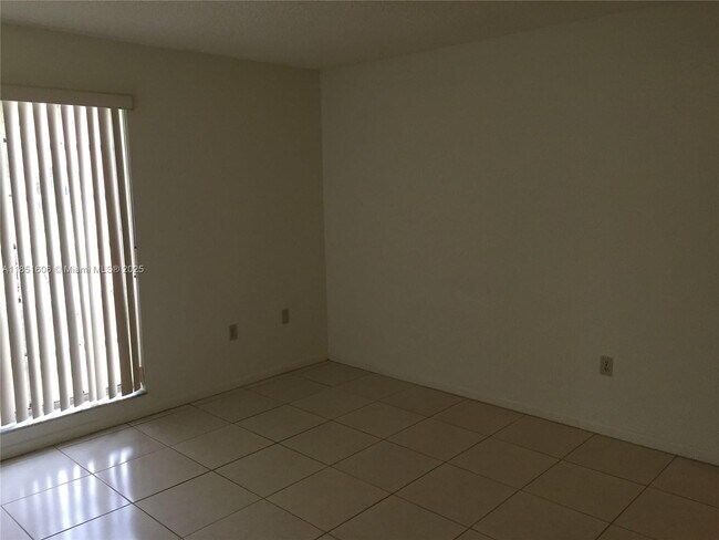 Building Photo - 10808 N Kendall Dr