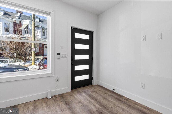 Building Photo - 458 W Earlham Ter